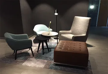 Interieur met fauteuil en bijzettafel