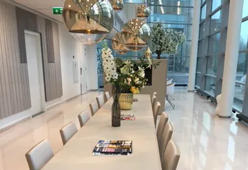 Kantoorruimte met lange tafel