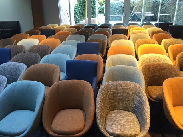 Kleurrijke gestoffeerde stoelen